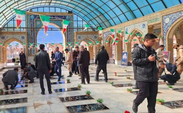 گلباران گلزار شهدای خلیل‌آباد در دهه فجر