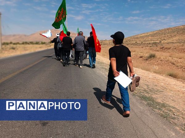 خروش مردم در پیاده‌روی جاماندگان اربعین سمیرم