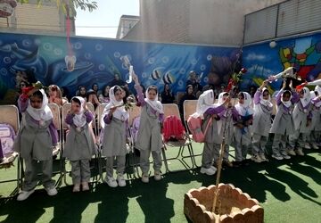 زنگ مهر در الیگودرز به صدا درآمد؛ شور و شوق دانش اموزان در آغاز سال تحصیلی جدید