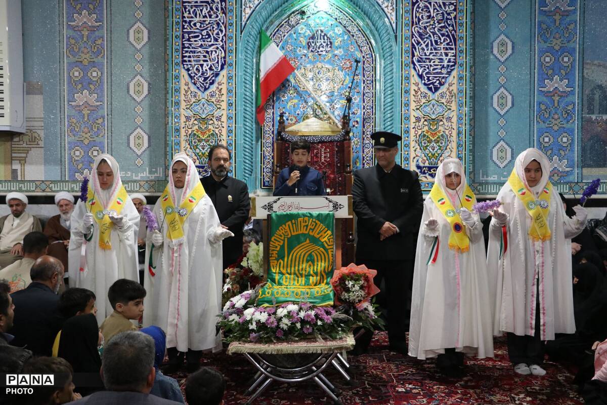 هم‌نوایی پیشتازان و خادمان رضوی در آیین پرچم‌گردانی میلاد امام رضا(ع) در ایلخچی