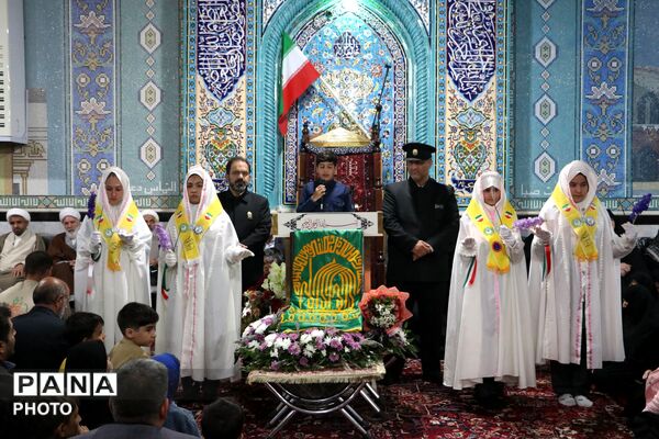 هم‌نوایی پیشتازان و خادمان رضوی در آیین پرچم‌گردانی میلاد امام رضا(ع) در ایلخچی