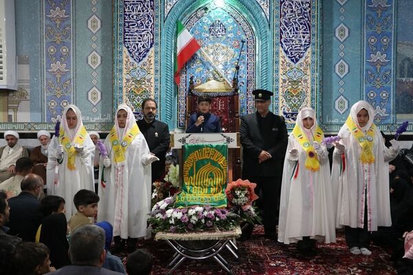 هم‌نوایی پیشتازان و خادمان رضوی در آیین پرچم‌گردانی میلاد امام رضا(ع) در ایلخچی