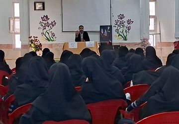 جلسه ارتقای سطح آگاهی دانش‌آموزان در حوزه جهاد تبیین در دبیرستان زینبیه ۲ شهریار