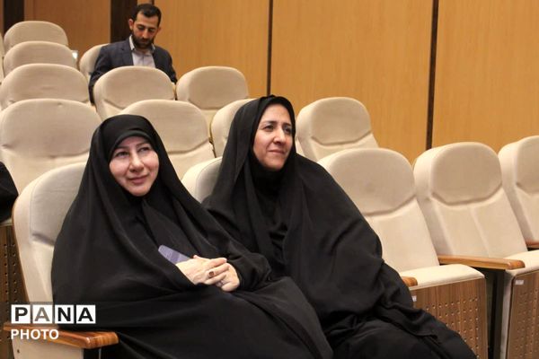 رونمایی از نخستین جلد دانشنامه دفاع مقدس استان قم
