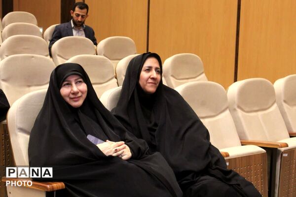 رونمایی از نخستین جلد دانشنامه دفاع مقدس استان قم