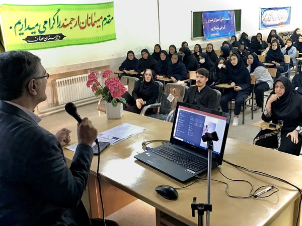 همایش آشنایی با کنکور در دبیرستان عفاف ناحیه ۲ 