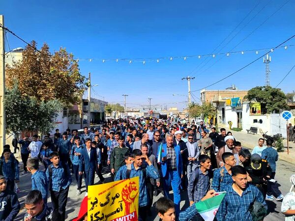 حضور پررنگ دانش‌آموزان شهر لپویی در راهپیمایی 13 آبان 
