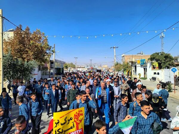 حضور پررنگ دانش‌آموزان شهر لپویی در راهپیمایی 13 آبان 