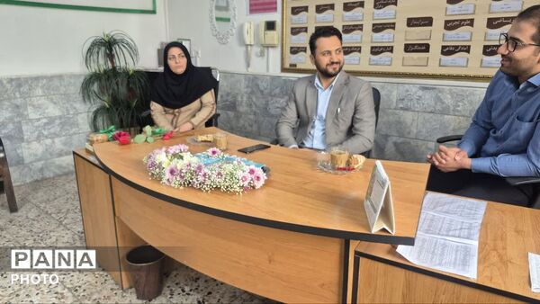  تقدیر از مدیریت دبیرستان دخترانه شهید بصیر با حضور کارشناسان متوسطه اول