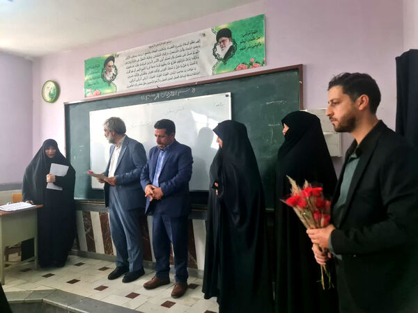 تقدیر مدیر آموزش و پرورش ناحیه 2 قم از معلمان دبیرستان سید احمد فاتحی یک 