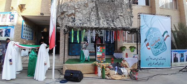 یادوراه شهدا قاصدان بهشت در دبیرستان شاهد بحرینیان
