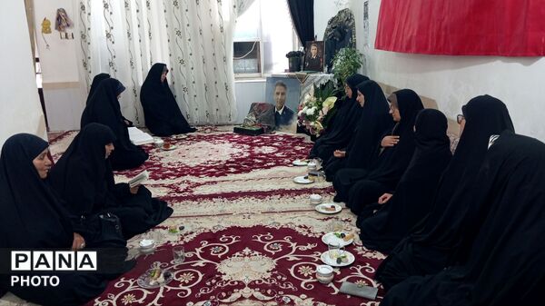 دیدار بانوان بسیجی پایگاه‌های رزق آباد و فرگ با خانواده شهید مرادپور