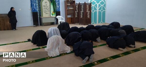 اولین مراسم نماز جماعت سال تحصیلی جدید در دبیرستان فرهنگیان 