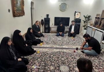 دیدار معاون آموزش ابتدایی وزارت آموزش‌وپرورش با خانواده شهید حسین کریمی