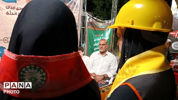 بازدید مشاور وزیر در امور تشکل‌های دانش‌آموزی از موکب «باانرژی ها» در قم