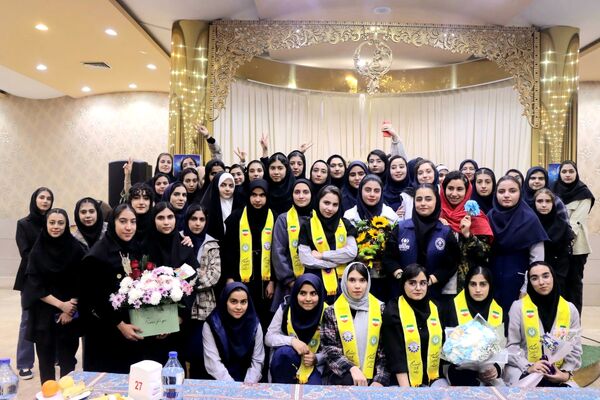 جشن فارغ‌التحصیلی دانش‌آموزان دختر بروجنی