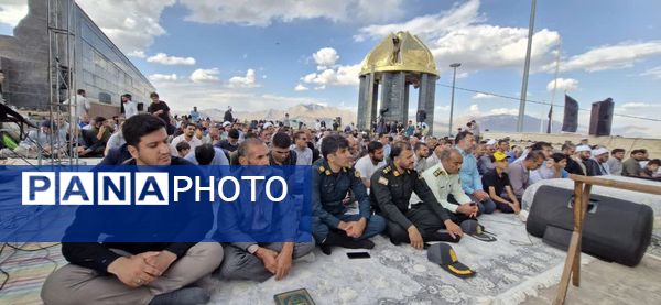 نور عرفه در تپه شهدای گمنام نورآباد طنین‌انداز شد