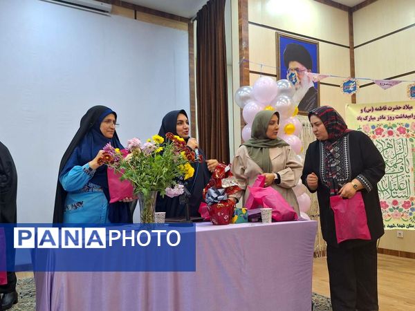 گرامیداشت معلمان و فارغ‌التحصیلان در دبیرستان شهید بابایی