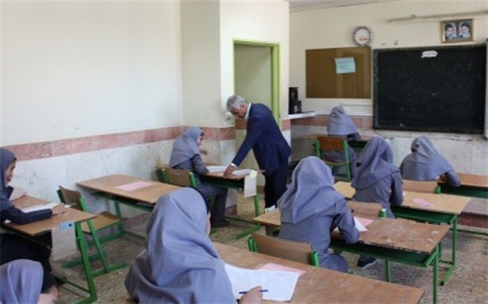 بازدید مدیر آموزش و پرورش فیروزکوه از حوزه امتحانات نهایی پایه نهم
