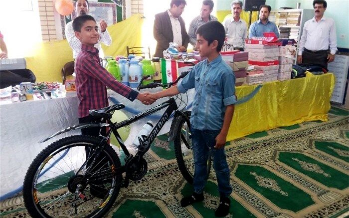 دانش آموز قائمیه ای دوچرخه خود را به همکلاسی اش اهدا کرد