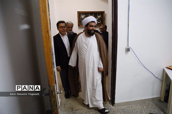 بازدید مدیرعامل سازمان منطقه آزاد کیش و هیئت همراه از دبیرستان پسرانه هوشمند شریف