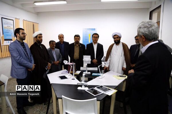 بازدید مدیرعامل سازمان منطقه آزاد کیش و هیئت همراه از دبیرستان پسرانه هوشمند شریف