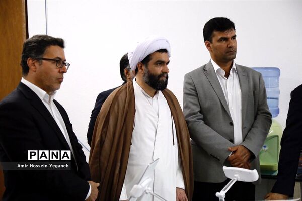 بازدید مدیرعامل سازمان منطقه آزاد کیش و هیئت همراه از دبیرستان پسرانه هوشمند شریف