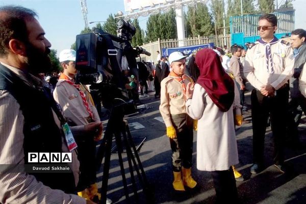 حضور پیشتازان شهرستانهای تهران در مصلی امام خمینی(ره) و استقبال از نمازگزاران