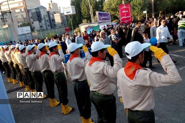 حضور پیشتازان شهرستانهای تهران در مصلی امام خمینی(ره) و استقبال از نمازگزاران