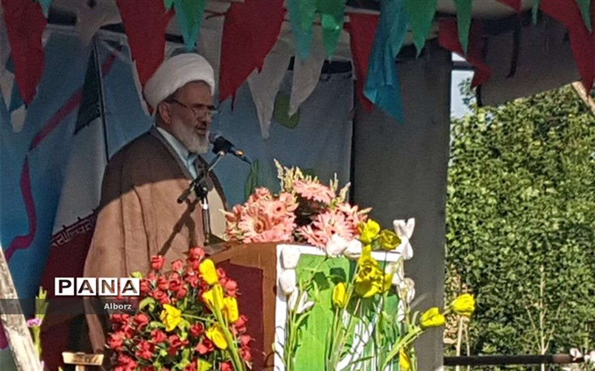 امام جمعه مرکز ساوجبلاغ: نماز عید فطر موجب انسجام و وحدت مسلمین  است