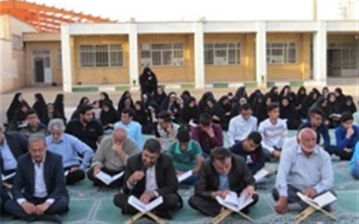 تجلیل از دانش آموزان برتر آزمون  پیشرفت تحصیلی مدارس اردستان