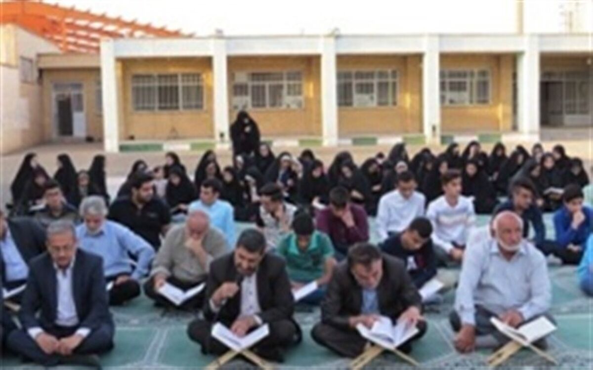 تجلیل از دانش آموزان برتر آزمون  پیشرفت تحصیلی مدارس اردستان