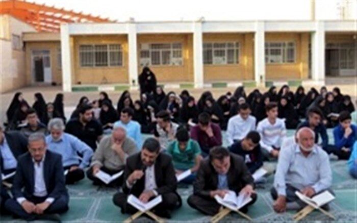 تجلیل از دانش آموزان برتر آزمون  پیشرفت تحصیلی مدارس اردستان