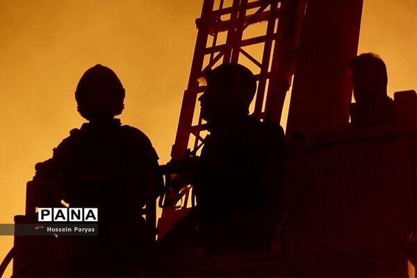 عملیات اطفاء حریق در خیابان امیرکبیر تهران