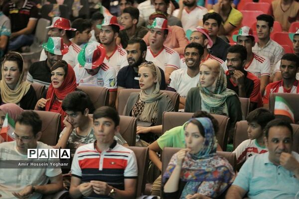 تماشای بازی ایران و اسپانیا در جزیره کیش