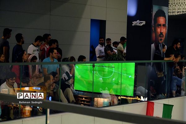 تماشای دیدار تیم‌های فوتبال ایران و اسپانیا