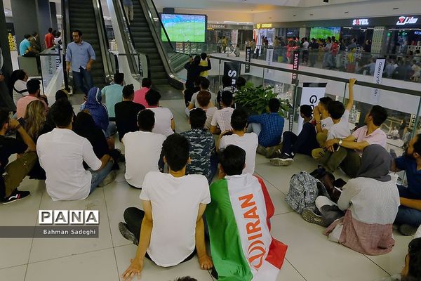 تماشای دیدار تیم‌های فوتبال ایران و اسپانیا