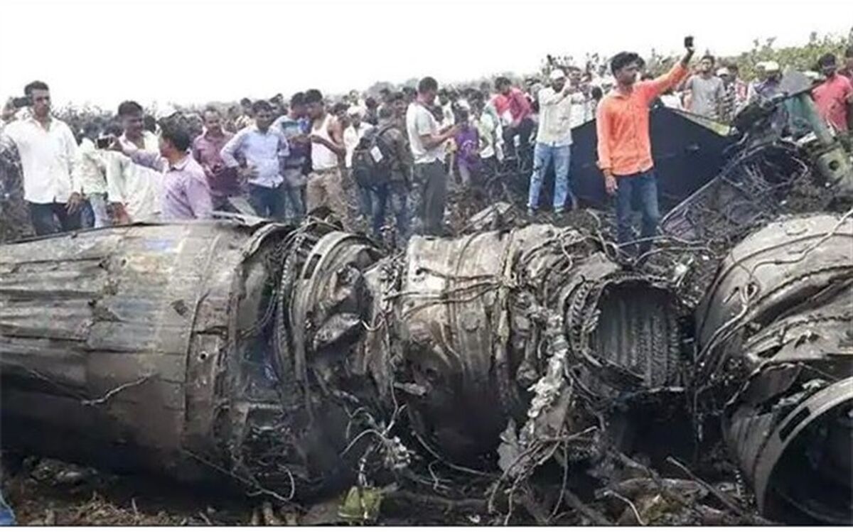 تصاویر/ سقوط جنگنده سوخو۳۰ در هند