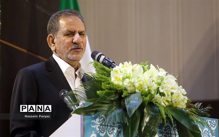 جهانگیری: وقتی کشور در جنگ اقتصادی است کسانی که به فکر پر کردن جیب خود هستند خائن‌اند