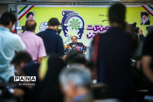 نشست خبری وزیر صنعت،‌ معدن و تجارت