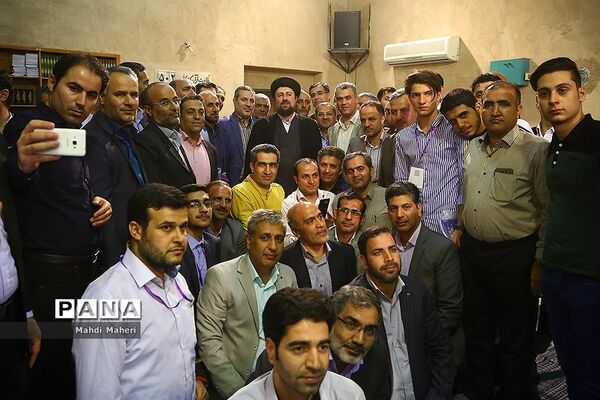 دیدار برگزیدگان کنگره ملی پرسش مهر18 با سید حسن خمینی