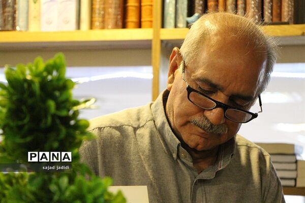 کتاب«من یک بازیگرم» با حضور پرویزپرستویی در یزد رونمایی و امضا شد