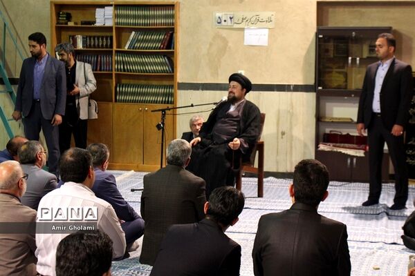 دیدار برگزیدگان کنگره ملی پرسش مهرهجدهم با سید حسن خمینی