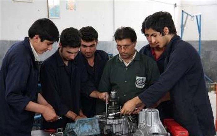 کارورزی و کارآموزی می تواند ابزار مهمی برای آمادگی شغلی هنرجویان هنرستان ها باشد