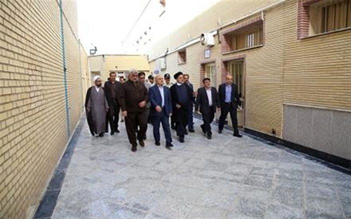 استاندار قم صبح امروز از بخش های مختلف ندامتگاه لنگرود قم بازدید نمود
