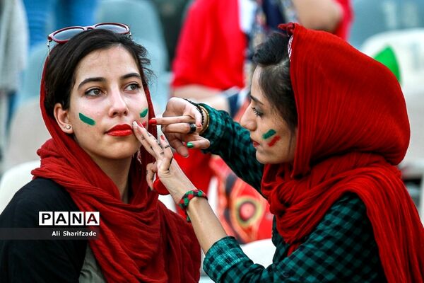 تماشای فوتبال ایران و پرتغال در ورزشگاه آزادی