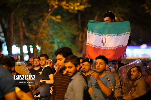 شادی مردم تهران پس از آخرین بازی ایران در جام جهانی