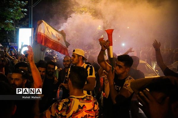 شادی مردم تهران پس از آخرین بازی ایران در جام جهانی