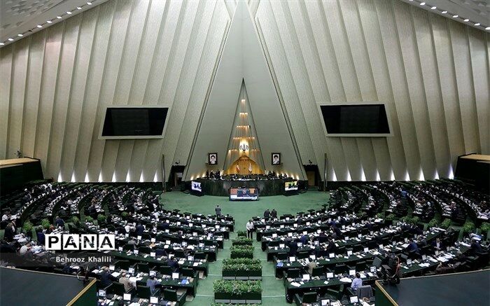 جلسه غیر علنی مجلس با حضور نوبخت و شریعتمداری برگزار شد