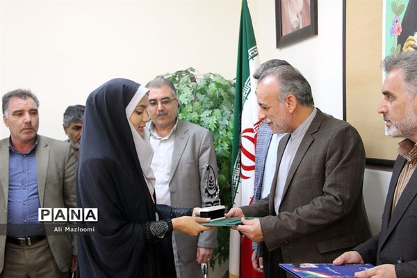 تجلیل از فاطمه فنایی رتبه دوم نگارگری کشور در شهرستان قائن